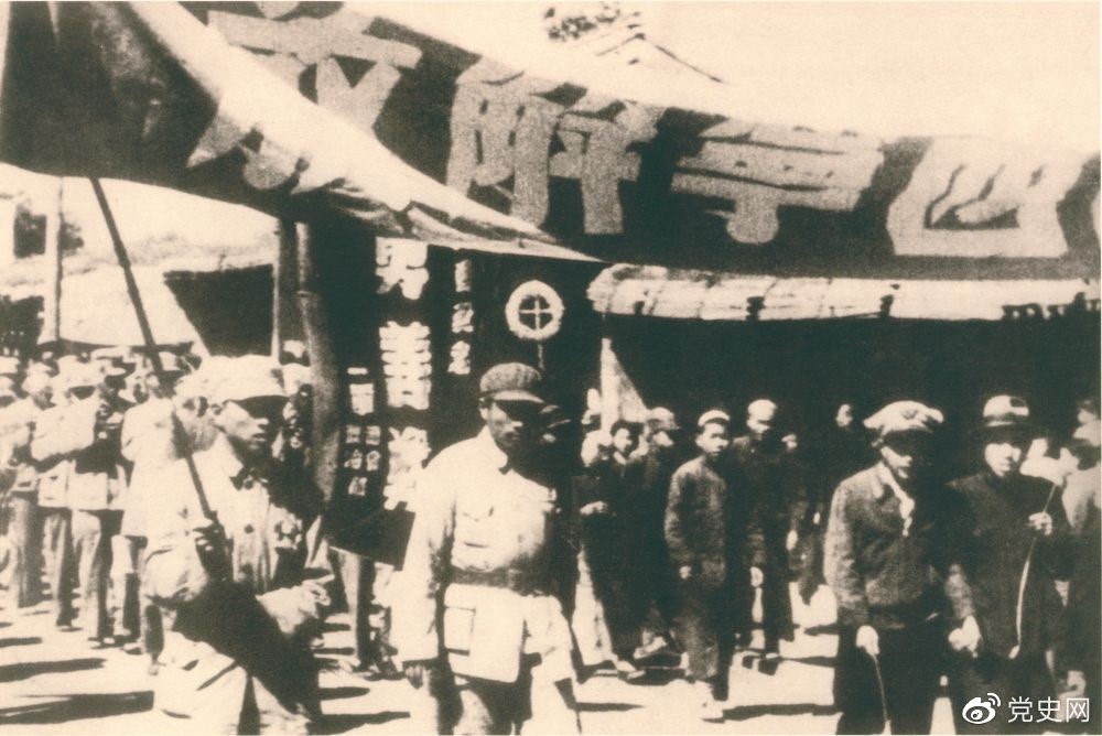 1949年9月,青海西宁解放。图为人民解放军列队进入西宁城区。