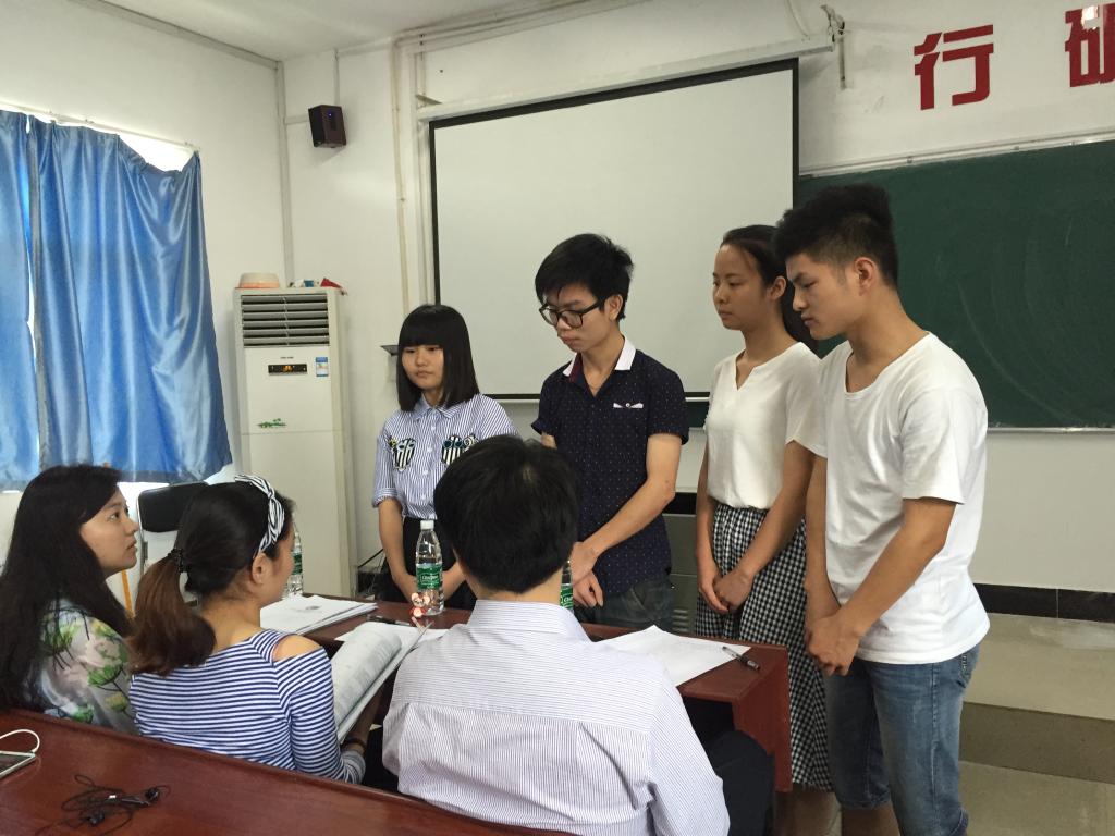 参赛队伍现场答辩中