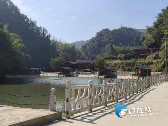 (旅游园垂钓区。)