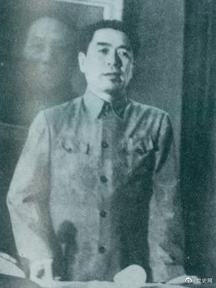 1949年7月6日,周恩来出席中华全国文学艺术工作者代表大会。图为周恩来在会上作政治报告。