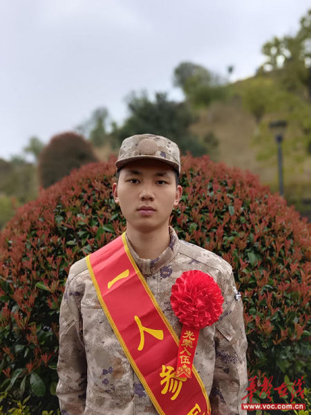 齐泽宇入伍时的照片