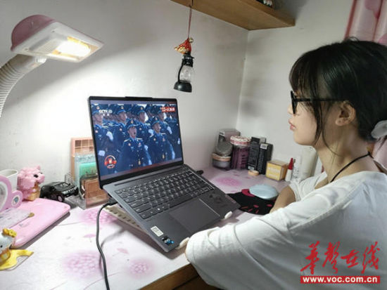 学校师生通过各种方式观看直播