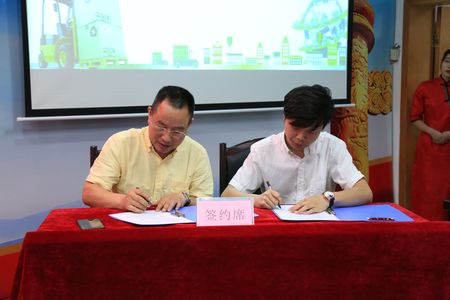 专业教师与企业签订《教师赴企业深度对接合作意向协议》 专业教师与企业签订《教师赴企业深度对接合作意向协议》