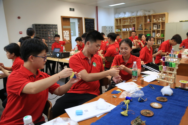 1 师生在创客空间工作室做“粽子”香囊 1 师生在创客空间工作室做“粽子”香囊