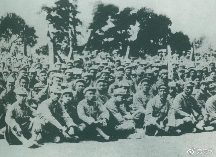 卢沟桥事变后的第11天,1937年7月18日,延安召开群众大会,毛泽东发表演说。据当时报载:“演词激昂,听众均摩拳擦掌,热血沸腾,愿赴抗日战场,与日寇决一死战。”